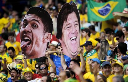 Torcedores brasileiros preparados com cartazes para o jogo no Castelão.