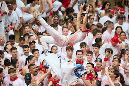 Una folla festeggia l'inizio della festa di San Firmino a Pamplona.