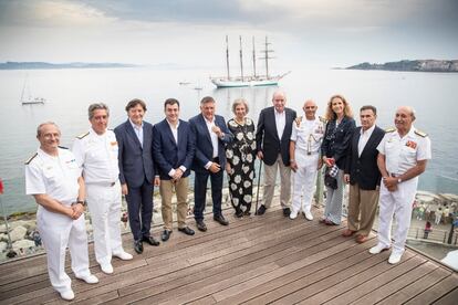 Los miembros de la Familia Real posan en el Real Club Náutico de Sanxenxo.