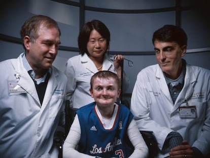 El equipo médico de la Universidad de Stanford junto a uno de sus pacientes en una imagen de archivo de 2015.