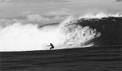 El periodista William Finnegan en una de las miles de olas que ha surfeado.