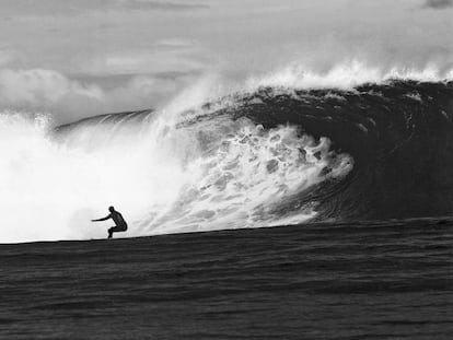 El periodista William Finnegan en una de las miles de olas que ha surfeado.
