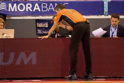 Alberto Conde revisa el Instant Replay en un partido.
