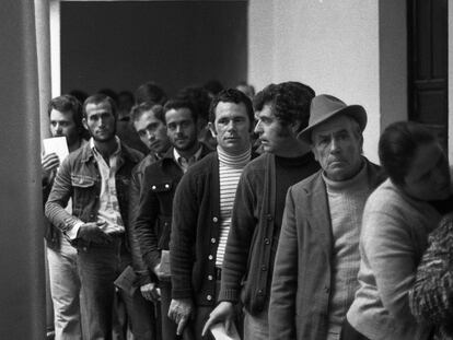 Votantes en el referéndum de la Constitución, en Cádiz, el 6 de diciembre de 1978.