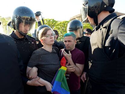 Activistas LGTBI son detenidos en San Petersburgo, en mayo de 2019.