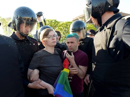 Activistas LGTBI son detenidos en San Petersburgo, en mayo de 2019.