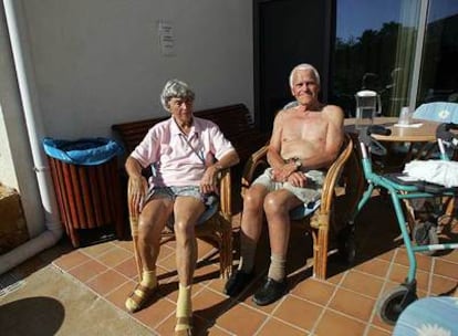 Una pareja de noruegos toma el sol en una residencia de la costa alicantina.