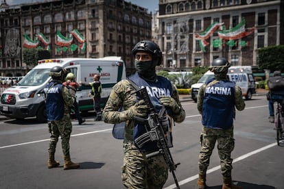 Miembros de la Marina vigilan los protocolos, durante el simulacro. 