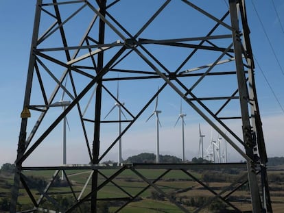 Aerogeneradors al parc eòlic de la serra del Tallat, a Tarragona.