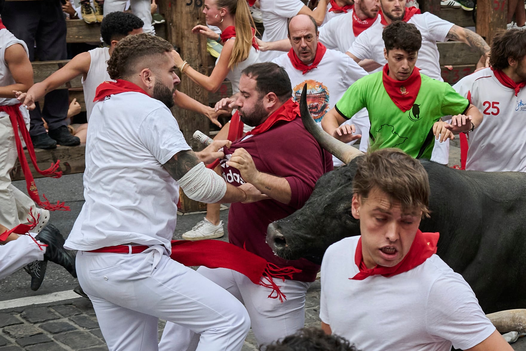 Un momento del séptimo encierro de las fiestas de San Fermín con toros de Miura, el 13 de julio de 2026. 