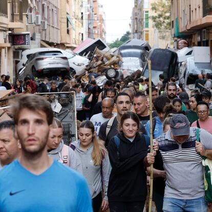 ALFAFAR (VALENCIA), 01/11/2024.- Vecino y personas de diversas comunidades autónomas trabajan como voluntarios para restablecer la normalidad en Alfafar (Valencia), este viernes. La búsqueda de desaparecidos, la identificación de víctimas mortales, las tareas de limpieza y la reparación de infraestructuras continúan tres días después de las inundaciones que han asolado la provincia de Valencia, en una jornada en la que el Gobierno envía a 500 militares más, que se sumarán a las 1.200 efectivos de la Unidad Militar de Emergencias (UME), para actuar en Utiel, Requena, Riba-roja, Torrent, Paiporta y Algemesí. EFE/ Kai Försterling
