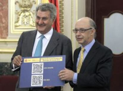 El ministro de Hacienda y Administraciones P&uacute;blicas, Crist&oacute;bal Montoro, junto al presidente del Congreso, Jes&uacute;s Posada, con el proyecto de ley de Presupuestos Generales del Estado para 2014.