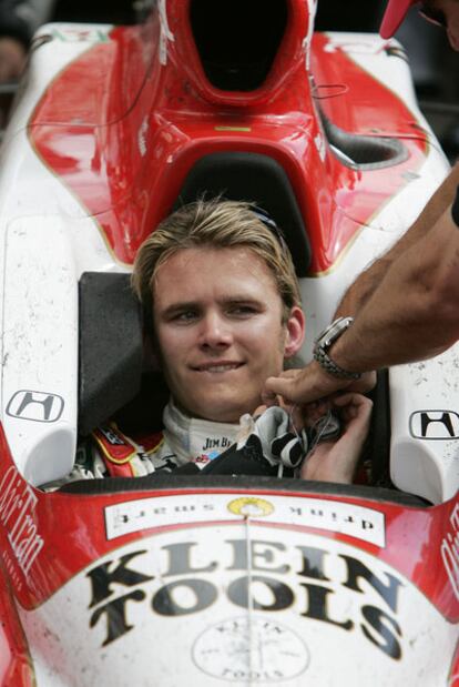 Dan Wheldon en 2005, tras vencer en Indianápolis.