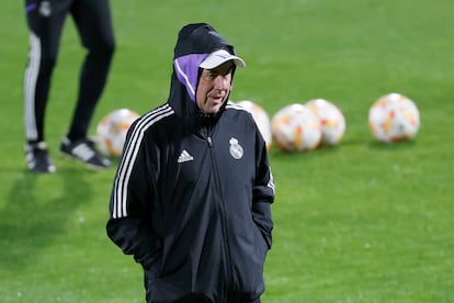 Carlo Ancelotti, este martes en el entrenamiento del Real Madrid en Riad.