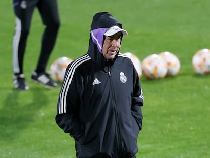 Carlo Ancelotti, este martes en el entrenamiento del Real Madrid en Riad.