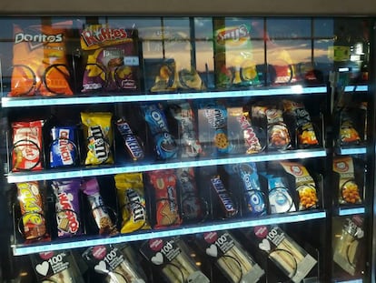 Las máquinas de alimentos suelen presentar productos nada saludables.