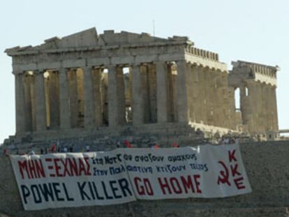 Pancarta colocada ayer en el Partenón de Atenas en la que puede leerse: "Powell, asesino, vete a casa".