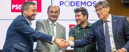 El presidente del Gobierno de Aragón, Javier Lambán (2i), y los representantes de Podemos-Equo Aragón, Nacho Escartín (2d); Chunta Aragonesista, Jose Luis Soro (i), y Partido Aragonés, Arturo Aliaga (d).