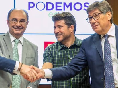 El presidente del Gobierno de Arag&oacute;n, Javier Lamb&aacute;n (2i), y los representantes de Podemos-Equo Arag&oacute;n, Nacho Escart&iacute;n (2d); Chunta Aragonesista, Jose Luis Soro (i), y Partido Aragon&eacute;s, Arturo Aliaga (d).