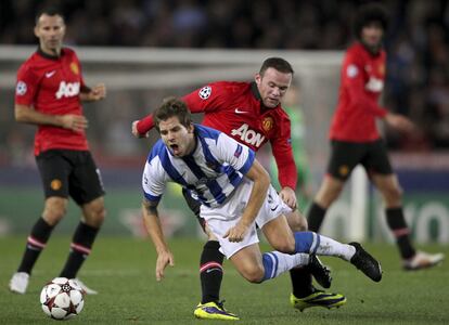 Iñigo Martínez cae ante la entrada de Rooney