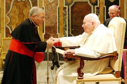 El Papa Juan Pablo II saluda al cardenal de Madrid, Antonio Rouco Varela, durante una audiencia con el Pontífice.