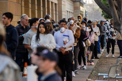 Personas esperan a la puerta del Centro de Convenciones de Pasadena, el mayor refugio temporal para afectados por el incendio Eaton.