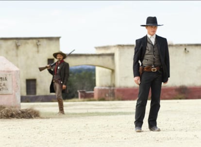 Viggo Mortensen, al fondo, y Ed Harris, en el duelo final de <i>Appaloosa.</i>