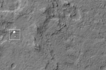El descenso del Curiosity, la nave de la NASA, en Marte, fotografiado por la sonda MRO