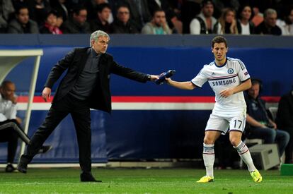 Jose Mourinho entrega el botellín de agua a Eden Hazard durante la segunda mitad del encuentro. 