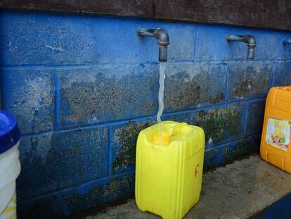 Kiosko de agua en Jacmel (Haití), adonde acude la población que no tiene suministro en casa.
