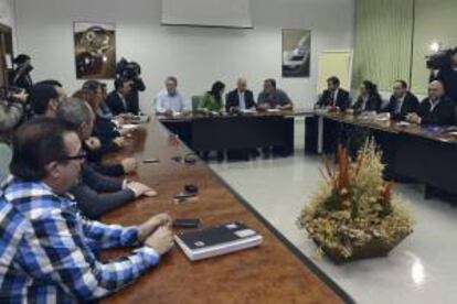 El director de Recursos Humanos de Renault, Antonio Alastuey (6d), durante la reunión del comité intercentros de la empresa con la dirección, en Valladolid, para la firma del acuerdo social que permitirá a las plantas de esta compañía optar al Plan Industrial 2014-2016. EFE/Archivo