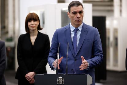 El presidente del Gobierno, Pedro Sánchez, junto a la ministra de Ciencia e Innovación, Diana Morán.