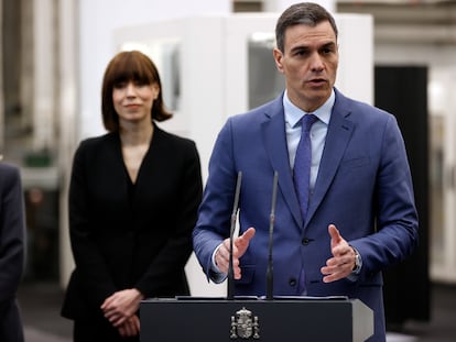 El presidente del Gobierno, Pedro Sánchez, junto a la ministra de Ciencia e Innovación, Diana Morán.