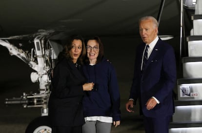 Biden (a la derecha), acompañado de la vicepresenta, Kamala Harris (a la izquierda), junto a la periodista Alsu Kurmasheva, en la base aérea Andrews.