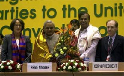 El primer ministro indio, Shri Atal Bihari Vajpayee (segundo por la izquierda), en la conferencia.