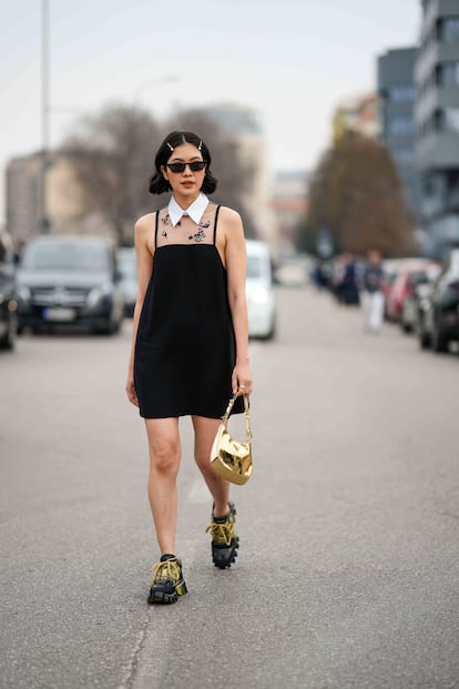 El minivestido negro más femenino y especial que puedas imaginar, con escote de red, cuello blanco y pedrería, puede ser el mejor diseño con el que combinar tus zapatillas chunky más potentes.