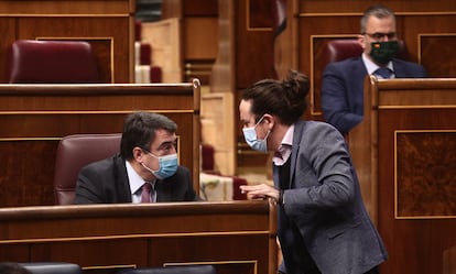 El portavoz del PNV, Aitor Esteban, en el Congreso conversando con el vicepresidente segundo, Pablo Iglesias.