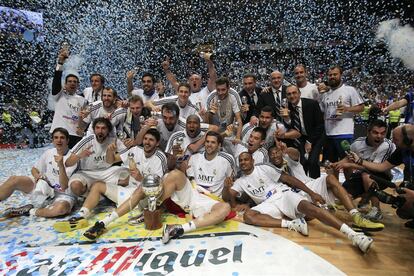 Los jugadores del Madrid celebran su triunfo.