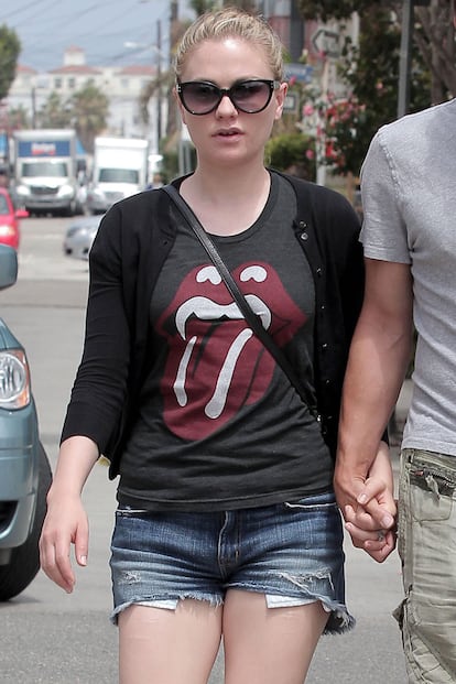 Hoy no hay que ser fan de un grupo para llevar su camiseta. Anna Paquin combina la de los Rolling Stones con jeans.