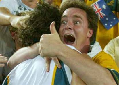 Brendan Cannon, abrazado por aficionados australianos tras la victoria de su selección.