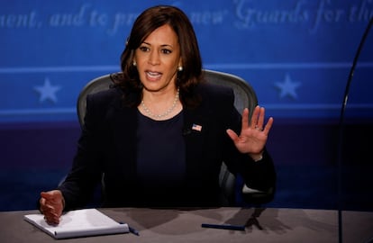 La demócrata Kamala Harris ha dicho que su rival, Mike Pence, simplemente miente en sus afirmaciones. La moderadora Susan Page ha tenido problemas para mantener las formas y evitar las interrupciones. En la imagen, Harris plantea sus propuestas.