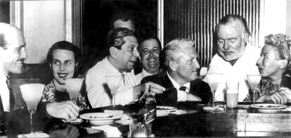 Hemingway e Spencer Tracy, no Floridita em 1955, quando se rodava na ilha o filme 'O velho e o mar', baseada no romance do escritor norte-americano, que lhe valeu o Nobel um ano antes. Os empregados do Floridita colocaram, então, um busto seu na parede sobre o local em que costumava se sentar. Hoje também há uma escultura de corpo inteiro, com o escritor entalhado na barra onde passou tantas manhãs.