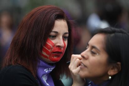 Dos manifestantes se pintan la cara, al inicio de la manifestación feminista en Madrid.