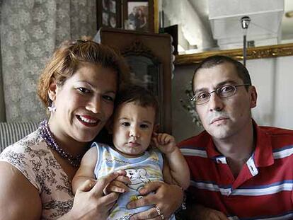 Sara, Óscar y Osquítar, ayer en su casa.