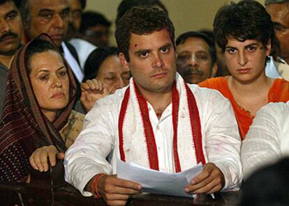 Rahul Gandhi (en el centro), flanqueado por su madre, Sonia, y su hermana Priyanka, en el mitin de Amethi del 5 de abril.