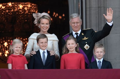 La reina Matilde y el rey Felipe I de Bélgica saludan desde el balcón del Palacio Real acompañados de sus cuatro hijos.