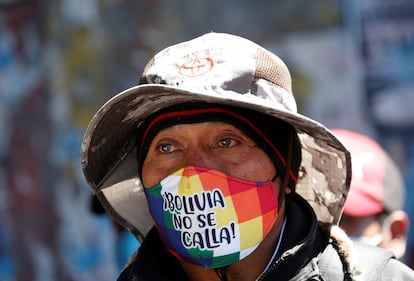 Un manifestante durante una protesta contra la presidenta interina Jeanine Áñez en El Alto, Bolivia.