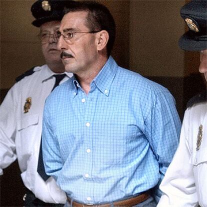 El acusado de abusar de cuatro niñas, Francisco Castro Salazar, aduce al juicio escoltado por dos policías.