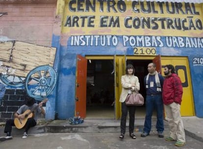 La ministra Ángeles González-Sinde, ayer en un centro artístico de un suburbio de São Paulo.