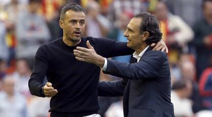 Luis Enrique saluda a su homólogo Prandelli.